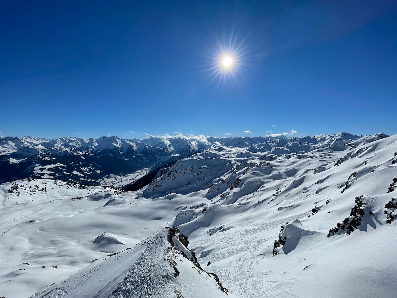 Sonne über verschneiten Gipfeln